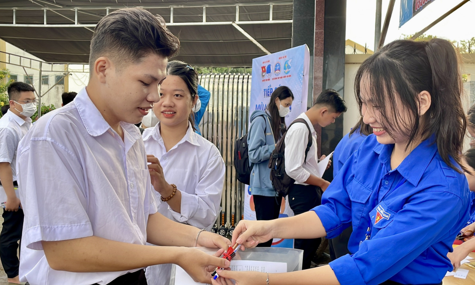 Thanh niên Tân Hưng Tiếp sức mùa thi