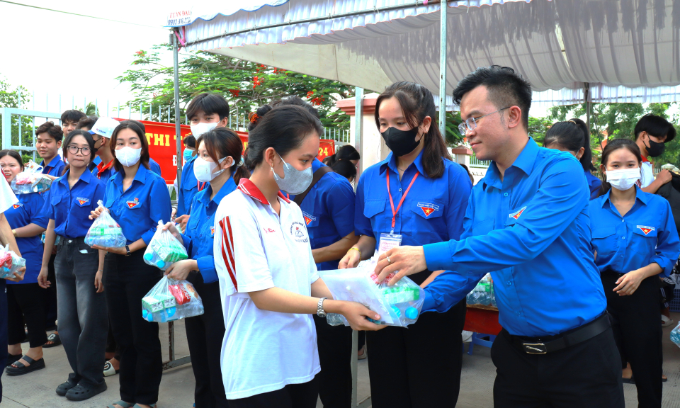 Cần Đước quy động 300 tình nguyện viên tham gia Tiếp sức mùa thi