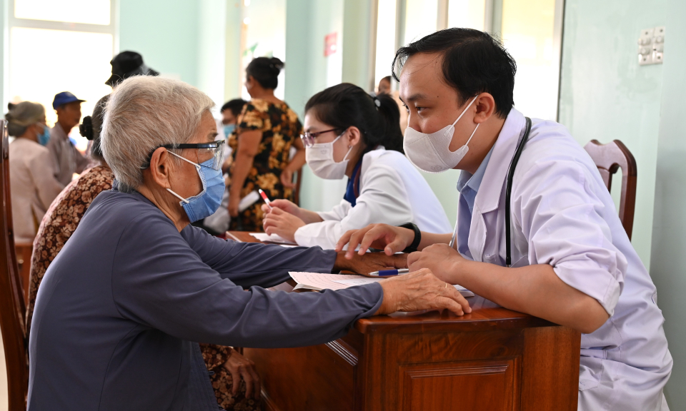  Khám bệnh miễn phí cho 350 người dân xã Thạnh Lợi, huyện Bến Lức