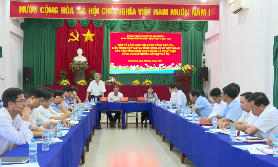Đoàn khảo sát của Liên minh Hợp tác xã tỉnh làm việc tại huyện Thạnh Hóa