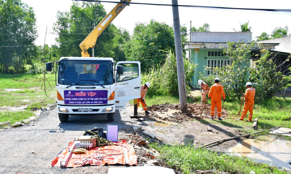 Công ty Điện lực Long An diễn tập phòng chống thiên tai và tìm kiếm cứu nạn