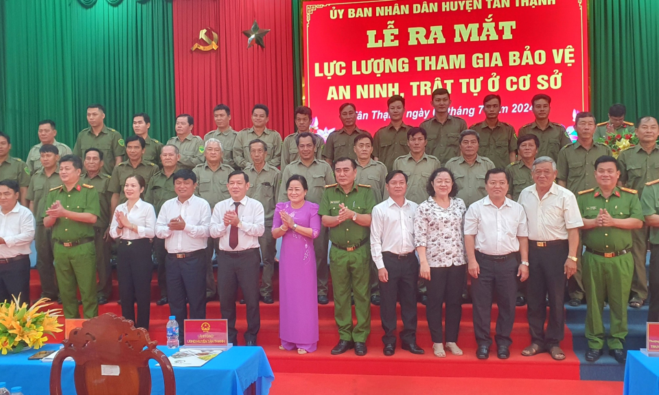 Huyện Tân Thạnh ra mắt lực lượng tham gia bảo bệ an ninh trật tự ở cơ sở