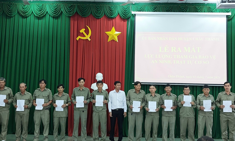 Huyện Châu Thành ra mắt lực lượng tham gia bảo vệ an ninh trật tự ở cơ sở