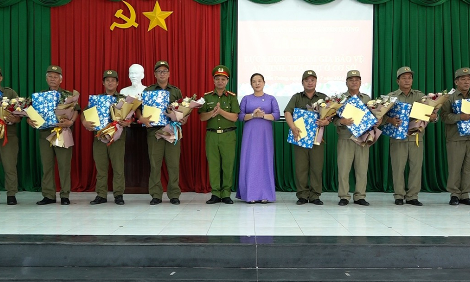 Kiến Tường ra mắt lực lượng bảo vệ an ninh trật tự ở cơ sở