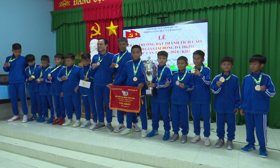 Vĩnh Hưng trao thưởng đội bóng đạt thành tích giải bóng đá Hội khỏe Phụ Đổng  toàn quốc