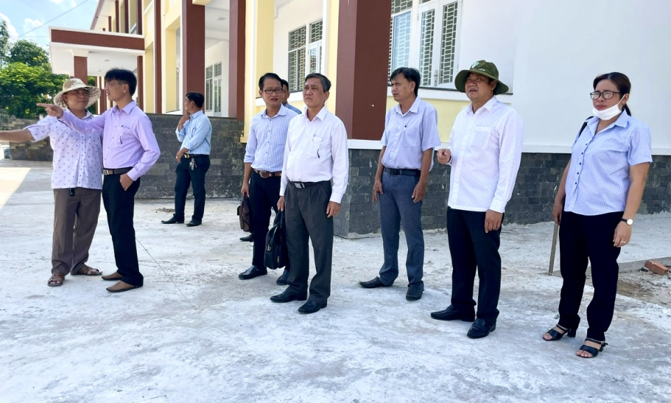 Lãnh đạo huyện Tân Hưng kiểm tra cơ sở vật chất chuẩn bị năm học mới