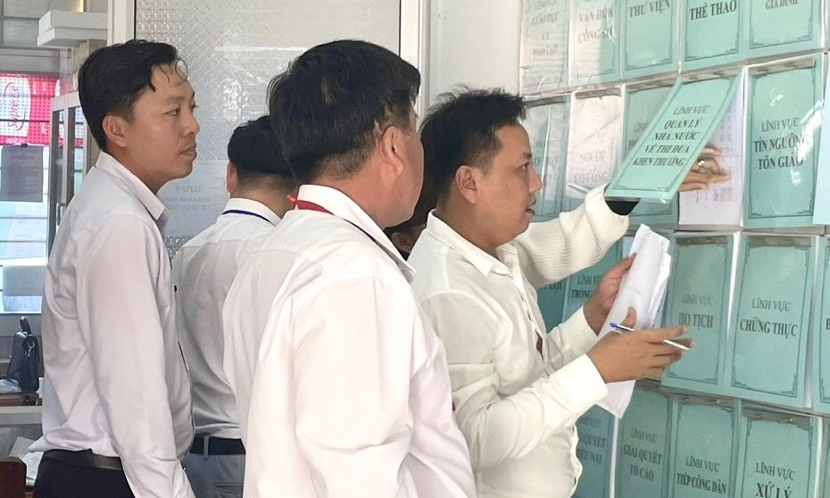 Tân Hưng kiểm tra công tác cải cách hành chính tại xã Vĩnh Bửu