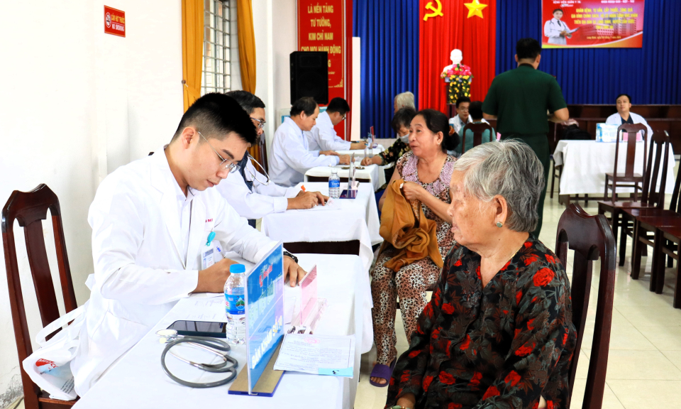 Bệnh viện Quân y 7A khám bệnh, cấp thuốc, tặng quà gia đình chính sách tại Cần Đước