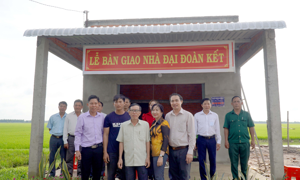 Mộc Hoá trao nhà Đại đoàn kết cho hộ nghèo, cận nghèo tại xã Tân Thành và Tân Lập