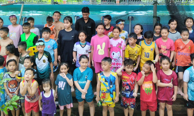 Tân Thạnh bế giảng lớp bơi và kỹ năng phòng chống đuối nước cho trẻ em năm 2024