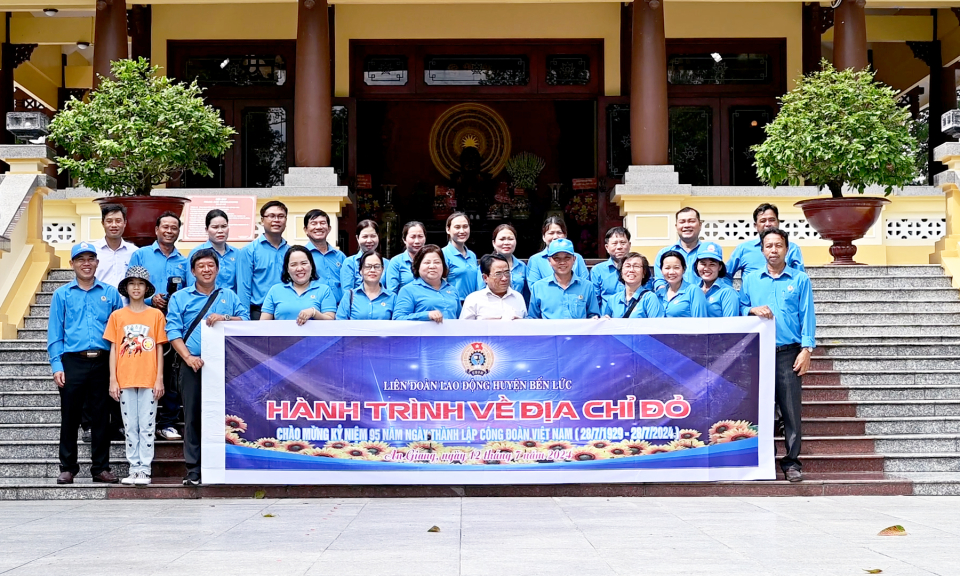 Liên đoàn lao động huyện Bến Lức về nguồn  tại Khu lưu niệm Chủ tịch Tôn Đức Thắng