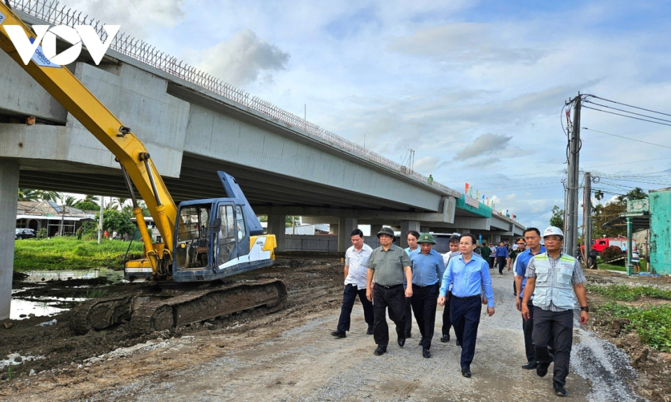 Thủ tướng kiểm tra công trường thi công cao tốc Bắc - Nam đoạn qua Hậu Giang