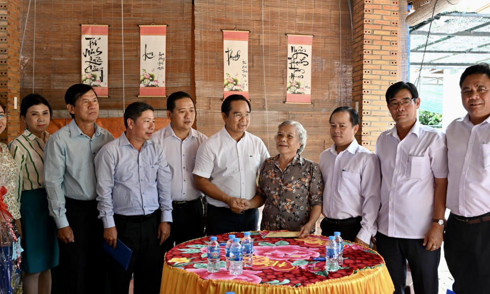 Bí thư Tỉnh ủy - Nguyễn Văn Được thăm người có công tại huyện Bến Lức
