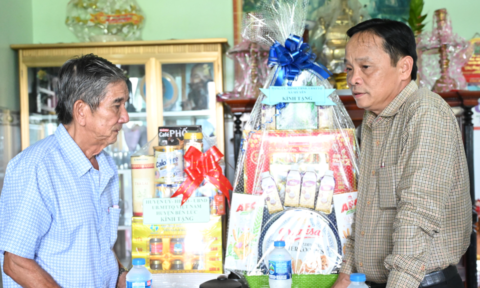 Phó Bí thư Thường trực Huyện ủy Bến Lức thăm, tặng quà gia đình chính sách