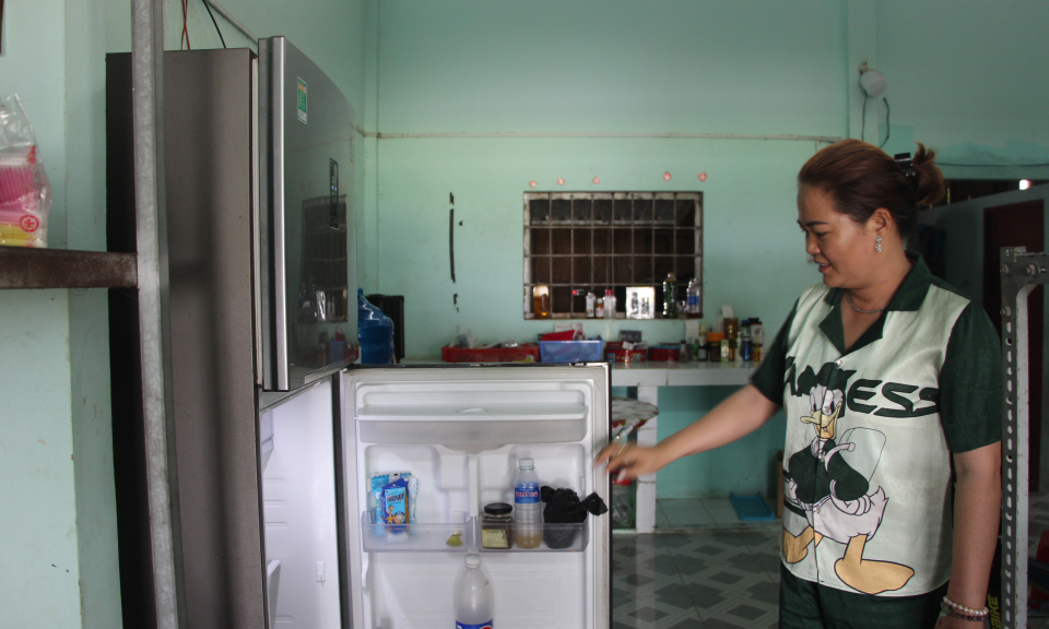  Người dân xã Long Thạnh, huyện Thủ Thừa còn gặp nhiều khó khăn khi sử dụng điện tổ