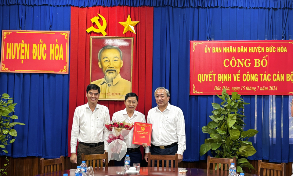 Đức Hòa công bố quyết định điều động, bổ nhiệm cán bộ