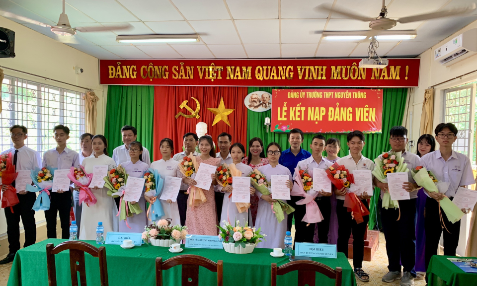 Châu Thành: 12 học sinh ưu tú Trường THPT Nguyễn Thông được kết nạp Đảng