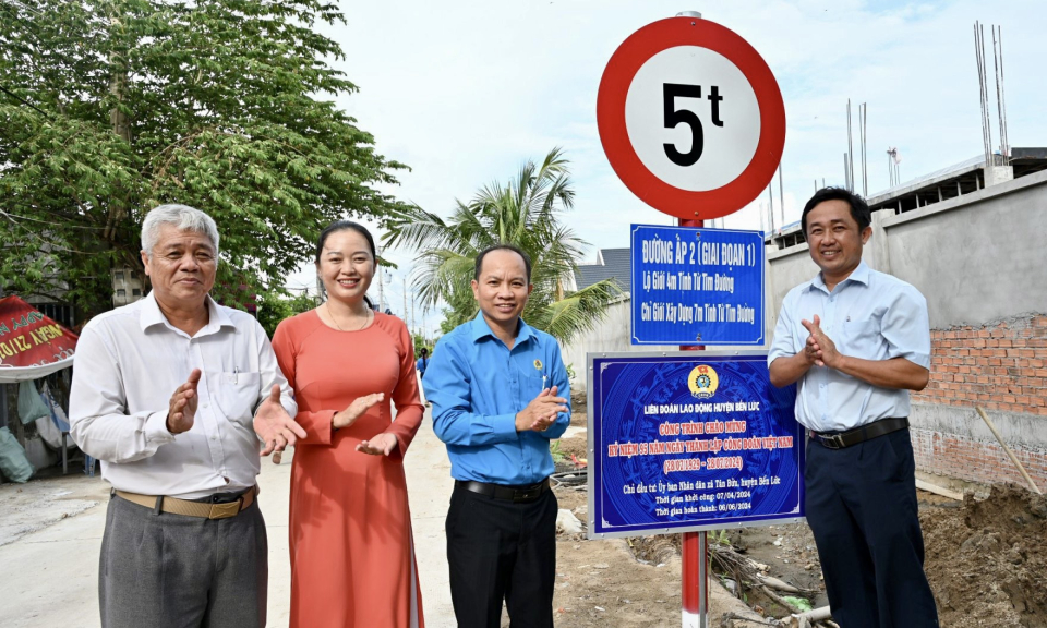 Bến Lức gắn biển công trình chào mừng kỷ niệm 95 năm thành lập Công đoàn Việt Nam