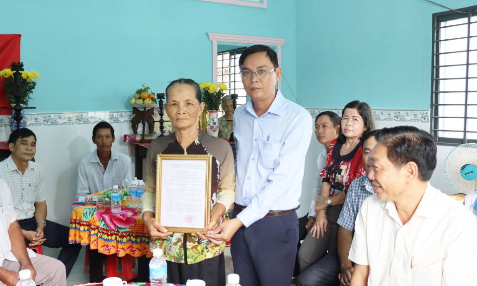 Cần Giuộc bàn giao nhà tình nghĩa cho gia đình chính sách