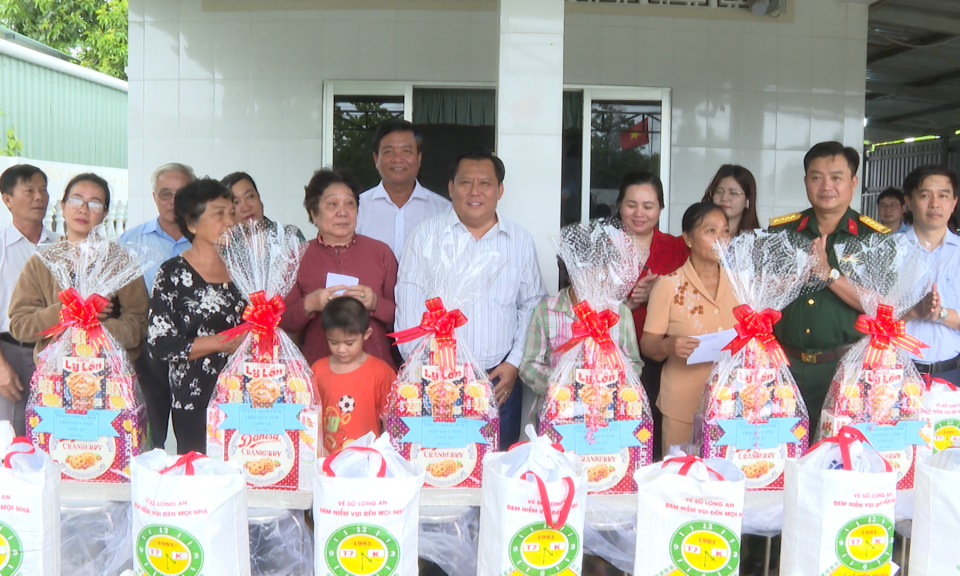 Lãnh đạo tỉnh thăm, tặng quà nhân kỷ niệm 77 năm Ngày Thương binh - Liệt sĩ