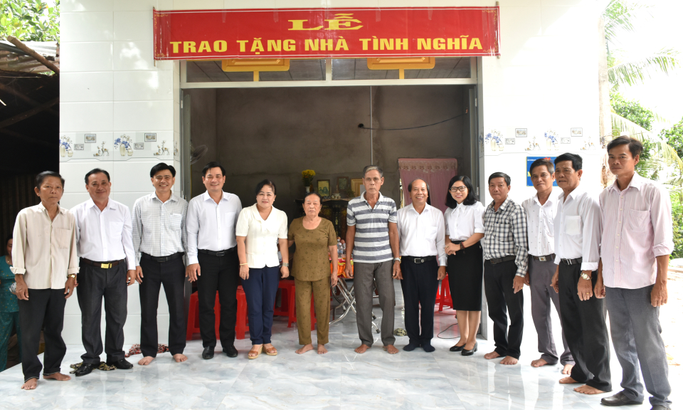 Ban Tuyên giáo Tỉnh ủy trao nhà tình nghĩa tại huyện Tân Thạnh