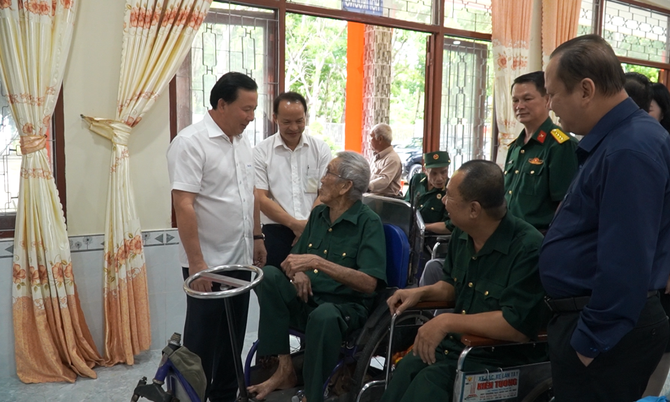 Lãnh đạo tỉnh thăm, tặng quà thương, bệnh binh tại Long Đất