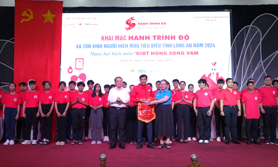 Khai mạc “Hành trình đỏ” và Tôn vinh người hiến máu tiêu biểu tỉnh Long An năm 2024