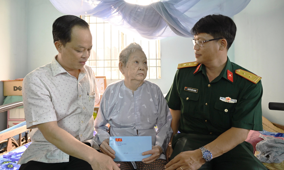 Chủ tịch UBND huyện Bến Lức thăm, tặng quà gia đình chính sách
