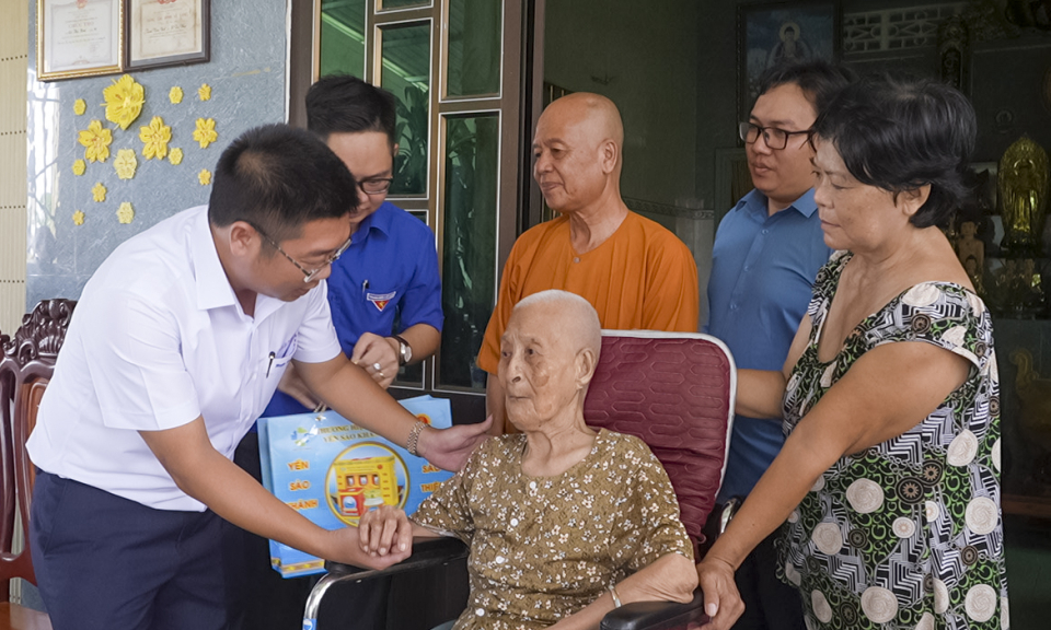 Bí thư Huyện ủy Tân Trụ thăm, tặng quà Mẹ Việt Nam anh hùng