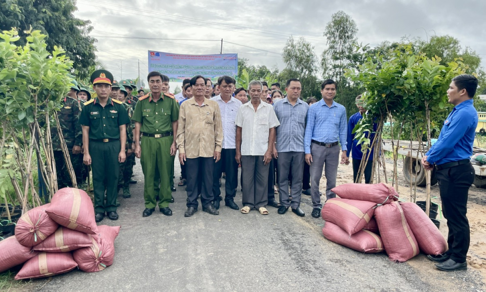 Tân Hưng ra quân thực hiện công trình “Tuyến đường kiểu mẫu”