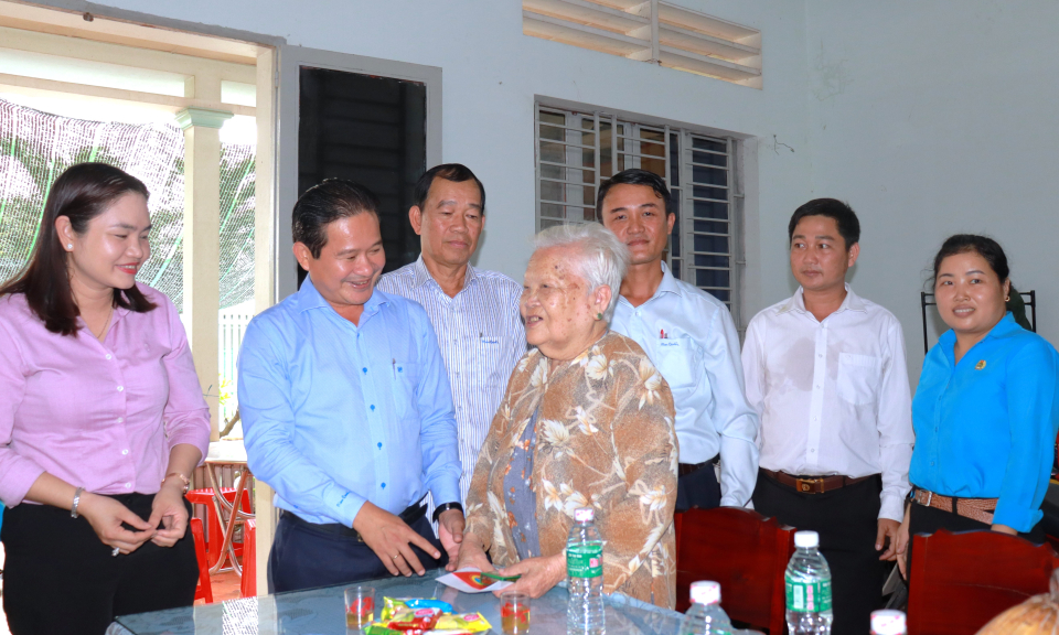Bí thư Huyện ủy Cần Đước thăm mẹ Việt Nam anh hùng 