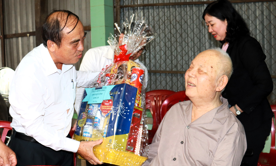 Chủ tịch Ủy ban MTTQ tỉnh thăm, tặng quà thương binh tại huyện Cần Đước