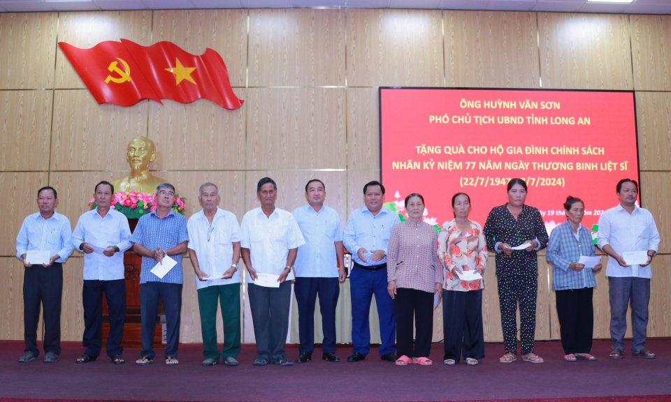 Phó Chủ tịch UBND tỉnh tặng quà gia đình chính sách  tại Cần Đước