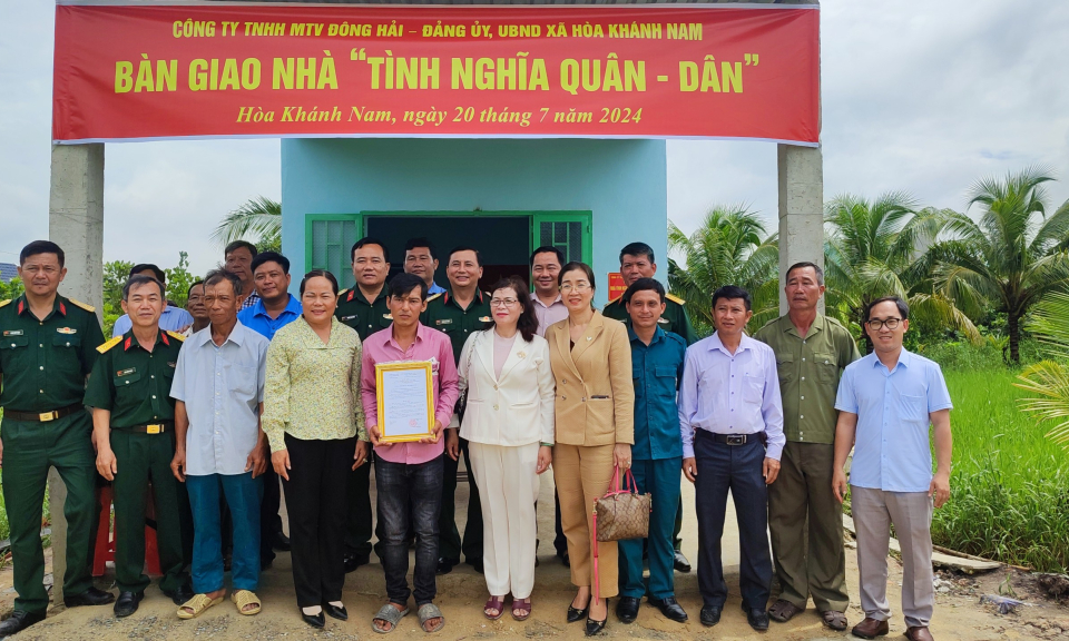 Đức Hòa trao tặng 2 căn “Nhà tình nghĩa quân - dân”