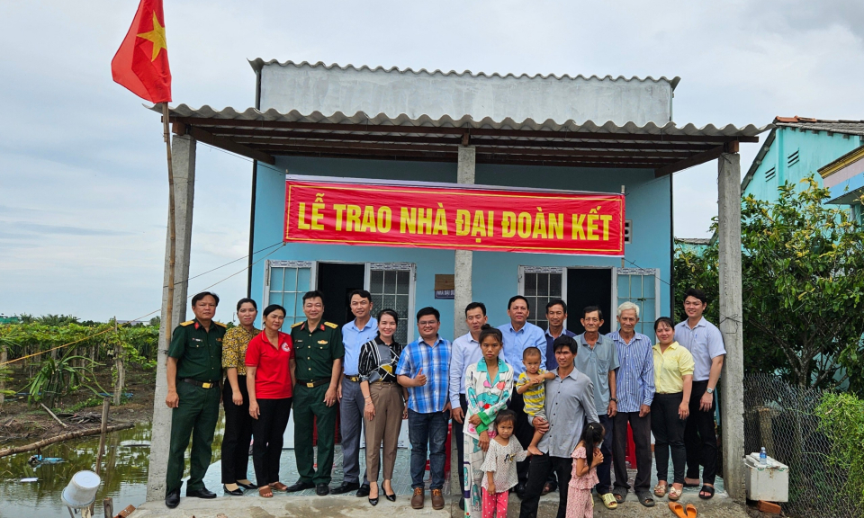 Mặt trận Tổ quốc huyện Châu Thành trao nhà Đại đoàn kết tại xã Thanh Phú Long