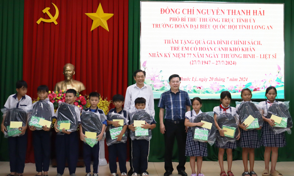 Phó Bí thư Thường trực Tỉnh ủy tặng quà gia đình chính sách tại huyện Cần Giuộc