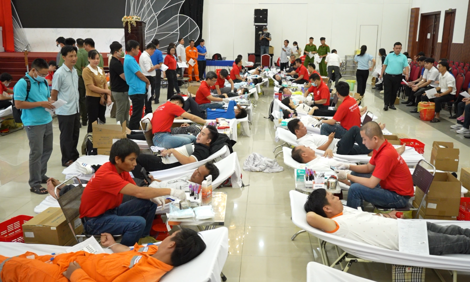 Hơn 1.000 tình nguyện viên tham gia Ngày hội hiến máu “Giọt hồng sông Vàm”
