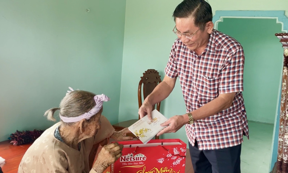 Lãnh đạo tỉnh thăm, tặng quà cho thương binh và người có công tại huyện Tân Hưng
