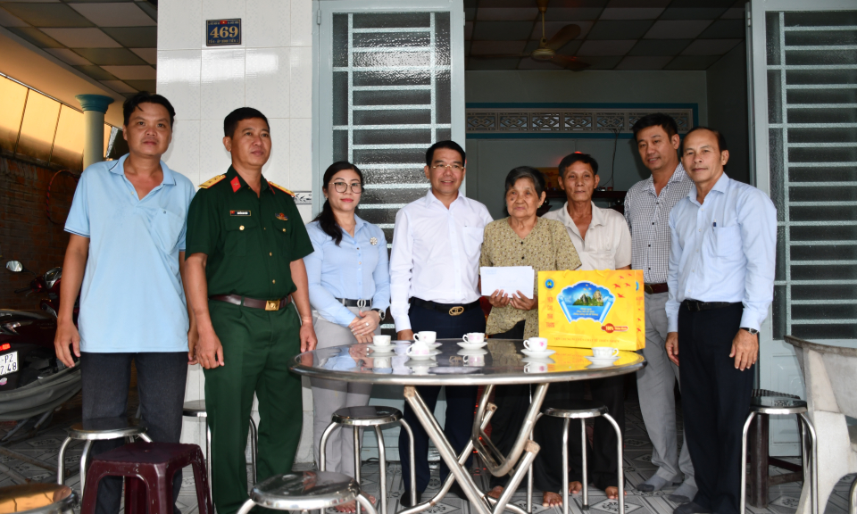 Chủ tịch UBND huyện Đức Hòa thăm, tặng quà gia đình chính sách