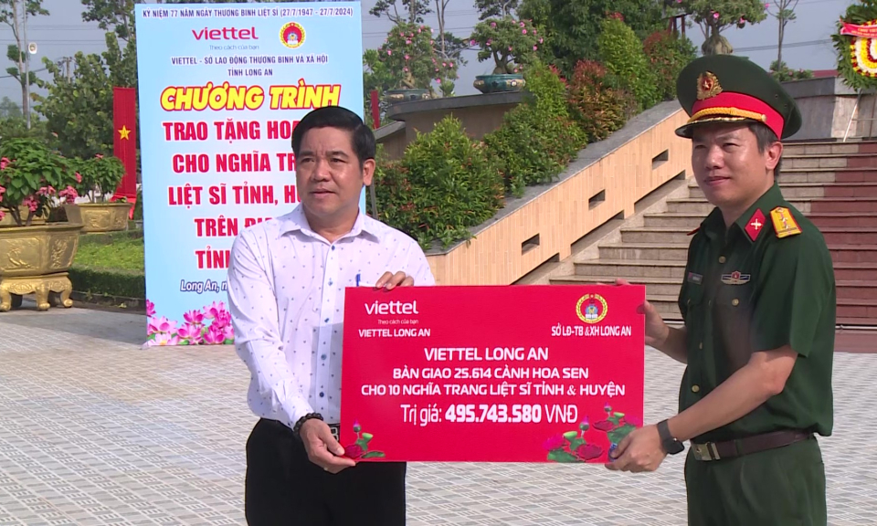 Hơn 25.600 đóa hoa được thay mới trên các phần mộ liệt sĩ