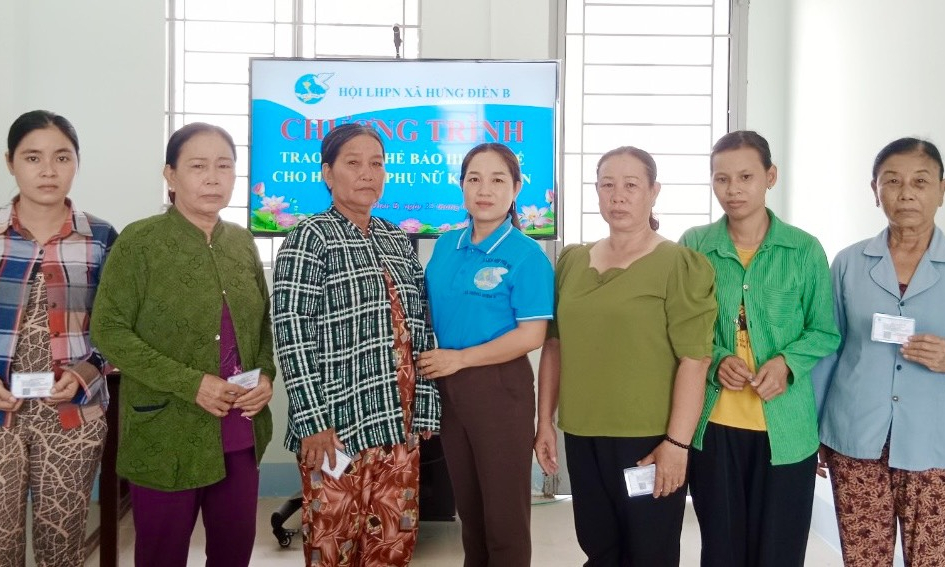 Hội Liên hiệp phụ nữ xã Hưng Điền B trao tặng thẻ bảo hiểm y tế cho hội viên khó khăn