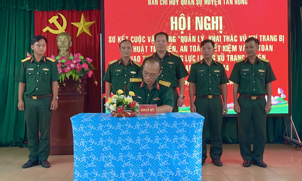 Tân Hưng sơ kết cuộc vận động quản lý, khai thác vũ khí giai đoạn 2020 - 2024