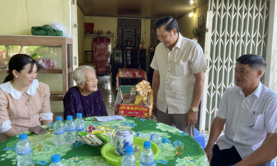 Lãnh đạo huyện Tân Hưng thăm, tặng quà Mẹ Việt Nam anh hùng và thương binh nặng