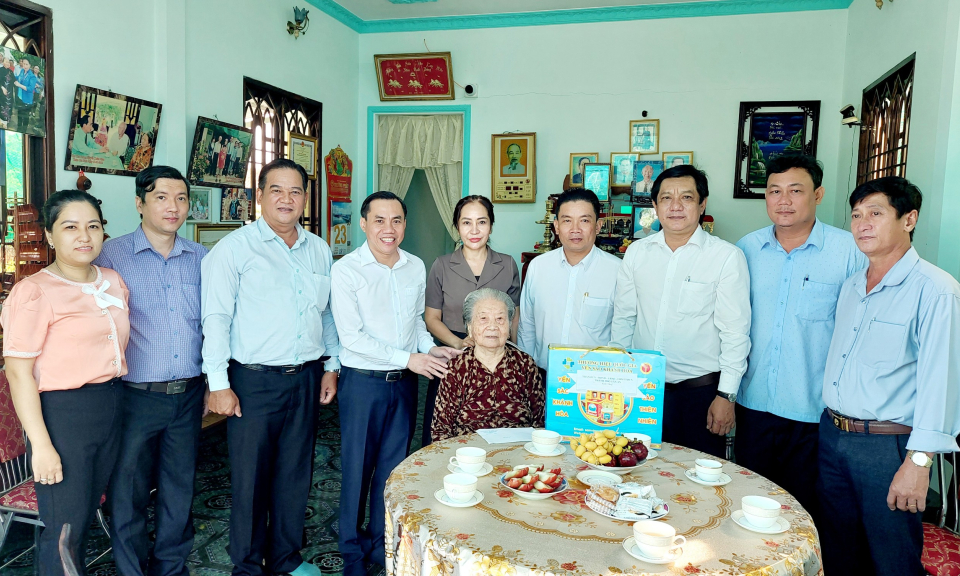 Lãnh đạo thành phố Tân An thăm, tặng quà Mẹ Việt Nam anh hùng và gia đình chính sách