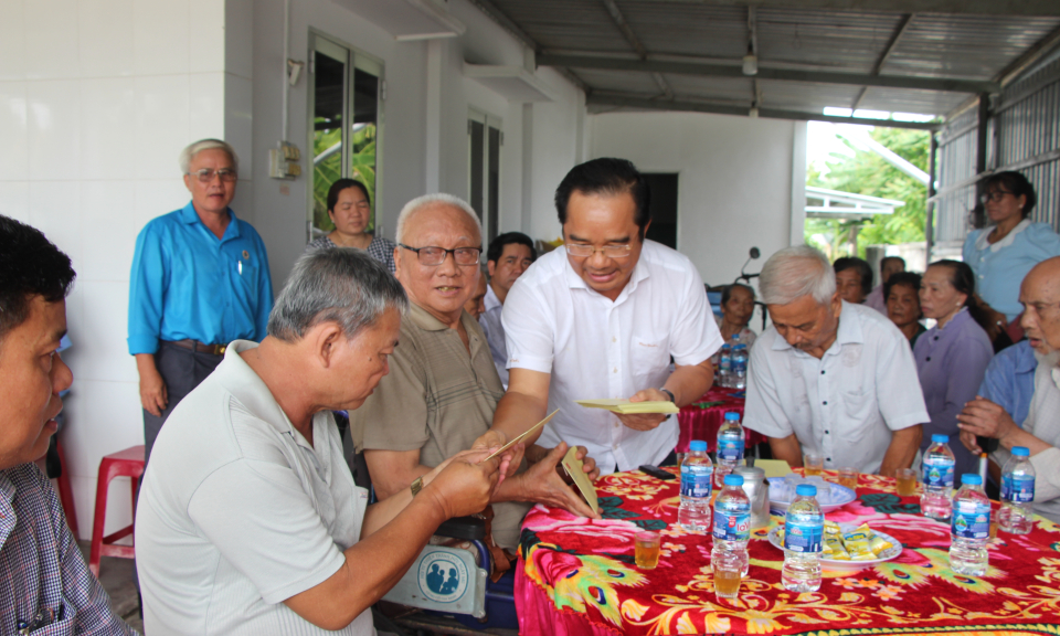 Bí thư Tỉnh ủy Long An thăm tặng quà thương binh nặng xã Nhị Thành