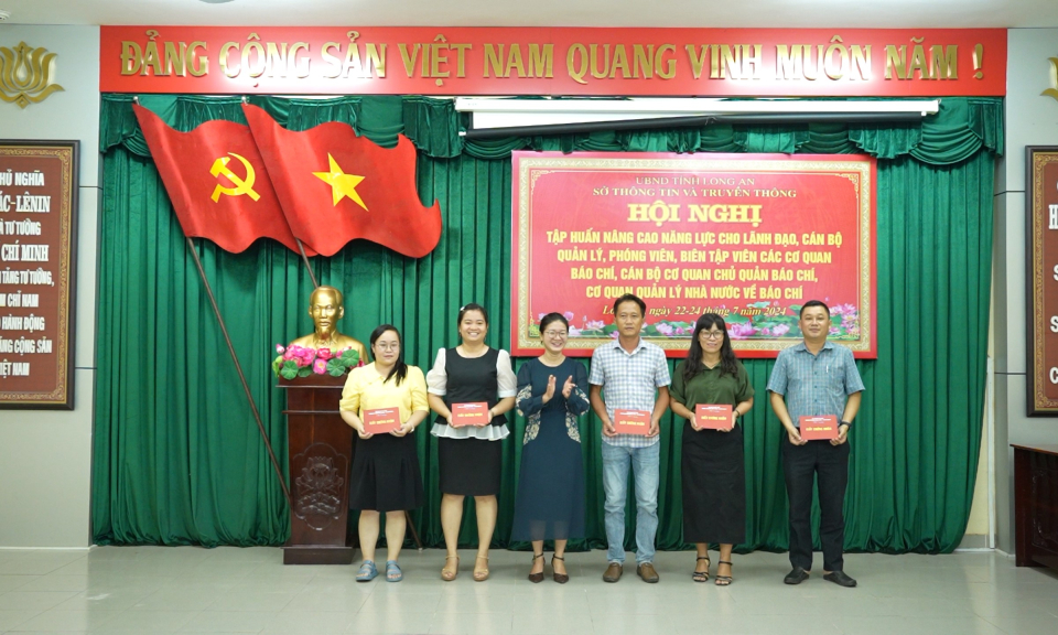 Bế mạc lớp tập huấn nâng cao năng lực cho lãnh đạo, cơ quan quản lý Nhà nước về báo chí