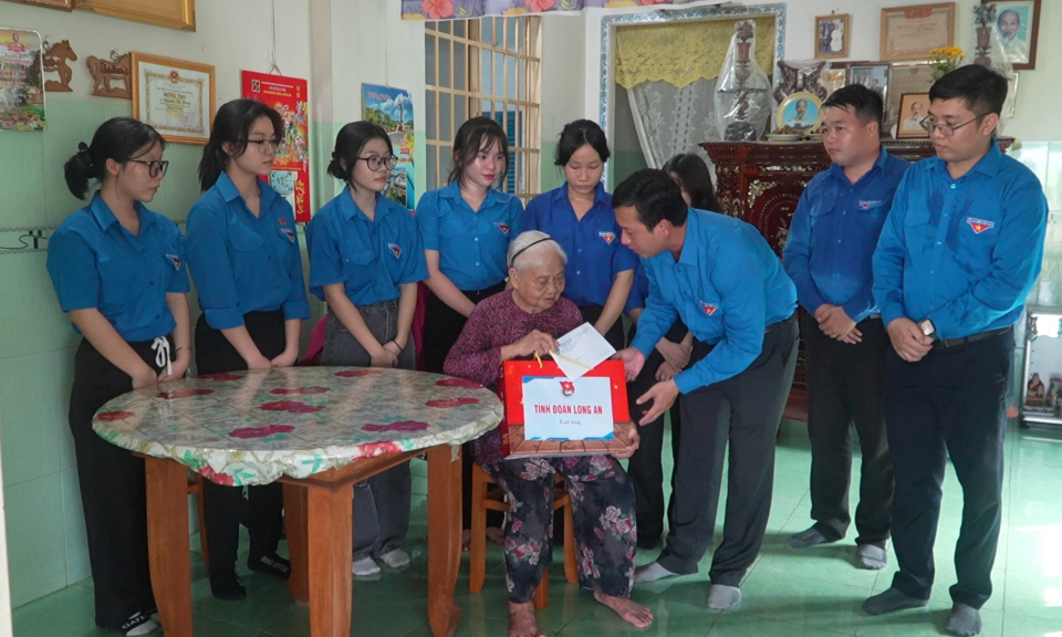 Tỉnh đoàn thăm, tặng quà Mẹ Việt Nam anh hùng