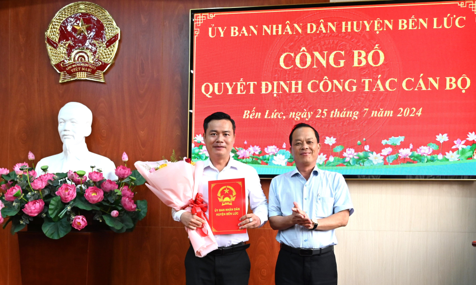 Bến Lức công bố Quyết định phê chuẩn chức danh Chủ tịch UBND xã Bình Đức