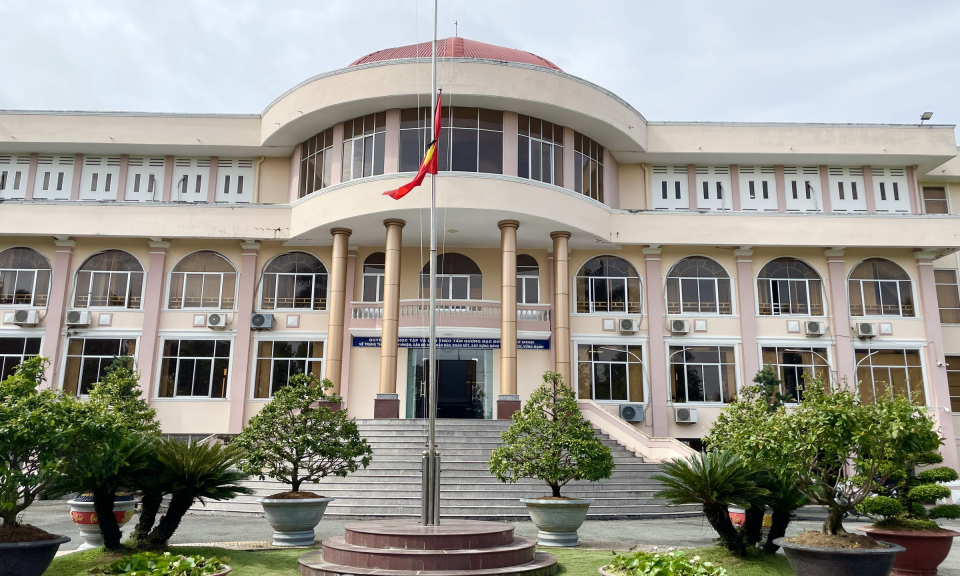Tân Hưng: Các cơ quan, đơn vị, địa phương treo cờ rủ tưởng nhớ Tổng Bí thư Nguyễn Phú Trọng