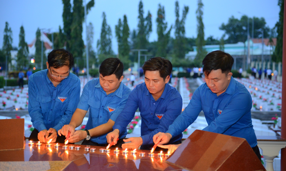 Đức Hòa thắp nến tri ân các Anh hùng Liệt sĩ và tưởng nhớ Tổng Bí thư Nguyễn Phú Trọng